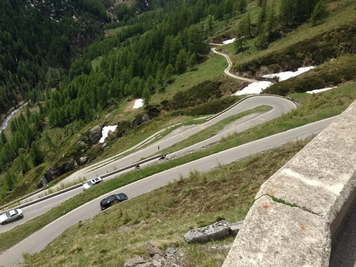 Serpentinenstraße am Timmelsjoch, ideal für eine Rennradtour. Autos und Motorräder auf der Strecke.
