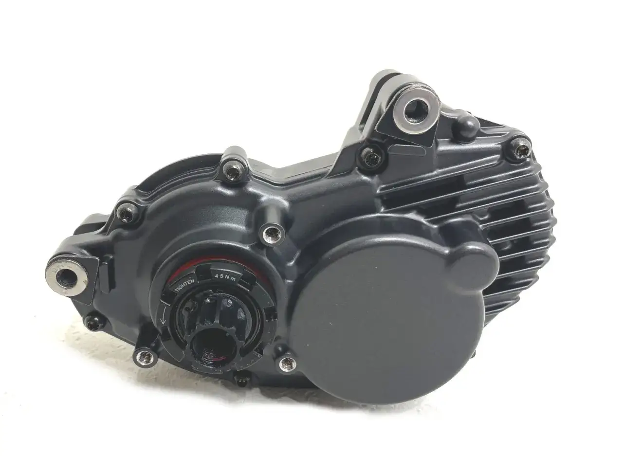 Dunkelgraues Gehäuse des Giant Syncdrive Pro 2 Motors mit Schrauben und einer Drehmomentangabe.