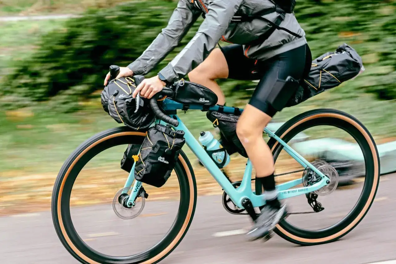 Fahrrad mit Gepäcktaschen für Gravel Touren in Deutschland.
