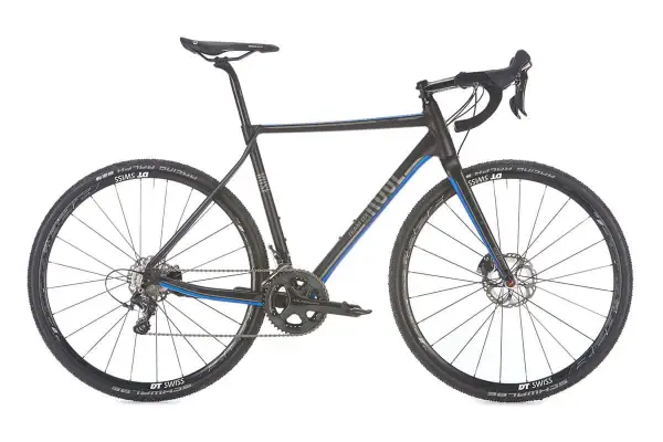 Schwarzes Rose Team DX Cross Rennrad mit blauen Akzenten und Schwalbe Reifen.